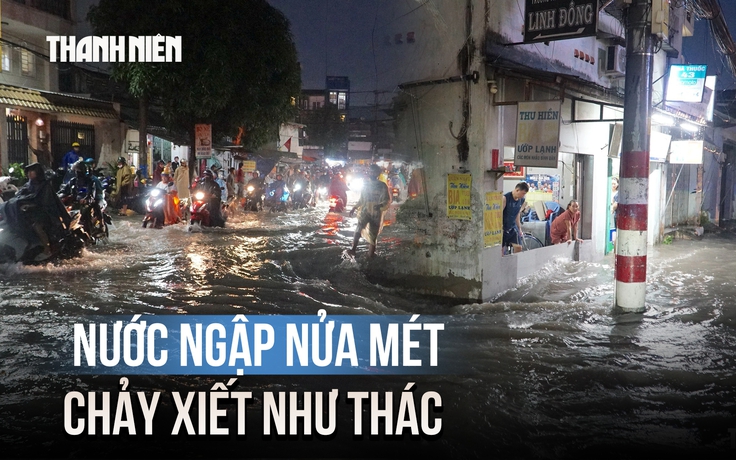 Mưa lớn ở TP.HCM, nước cuồn cuộn khiến người dân 'mắc kẹt' giữa giờ tan tầm