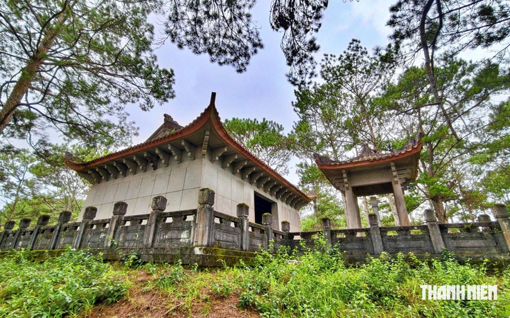 Cận cảnh lăng mộ thân phụ Nam Phương Hoàng hậu 'im lìm' trên đồi thông Đà Lạt