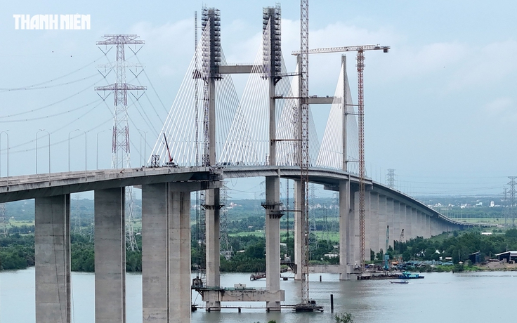 Thảm bê tông nhựa cầu Phước Khánh, chờ nối thông cao tốc Bến Lức - Long Thành