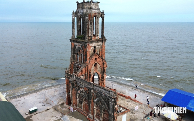 Tháo dỡ nhà hàng trái phép quanh nhà thờ đổ Hải Lý