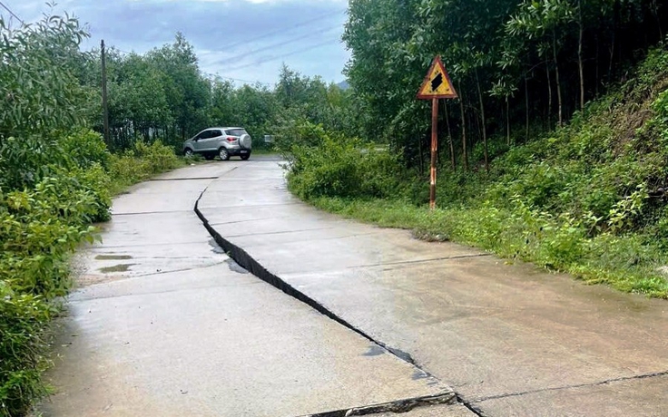 Sạt lở, sụt lún 50 m đường ở Đà Nẵng, chính quyền cảnh báo nguy hiểm