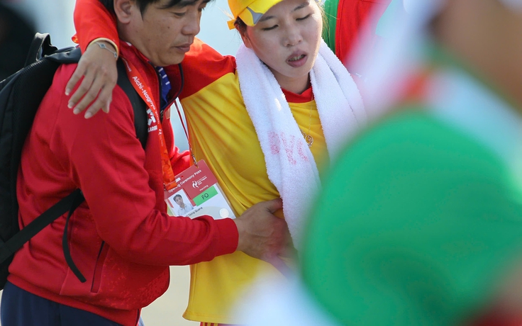 ASIAD hôm nay: Sau khi giành HCĐ đua thuyền, tay chèo Bích Ngọc suýt ngất xỉu vì thời tiết nắng nóng