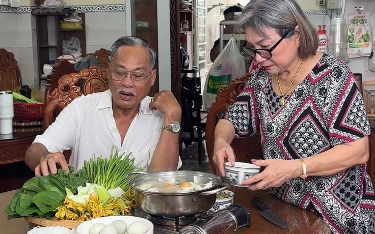 Lan tỏa trên mạng xã hội: Cô giáo về hưu vào bếp kể chuyện ngày cũ Lan tỏa trên mạng xã hội: Cô giáo về hưu vào bếp kể chuyện ngày cũ