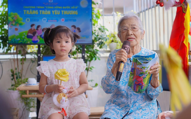 Lồng đèn lá dừa, mặt nạ giấy bồi mang trung thu vào bệnh viện