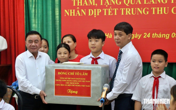 Lãnh đạo Đảng, Nhà nước, MTTQ tặng quà trẻ em dịp tết Trung thu