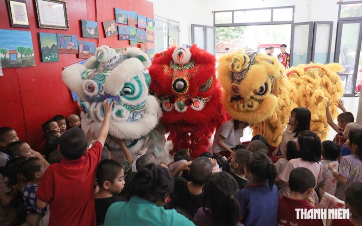 Lần đầu múa lân ở mái ấm, học sinh kiên nhẫn chờ các bé chạm vào đầu lân