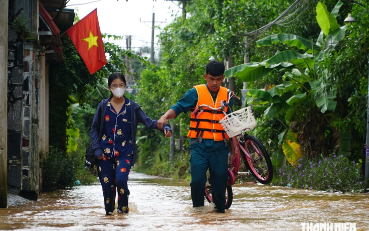 Lũ sông Buông về lúc rạng sáng, người dân vội dậy đưa xe máy khỏi rốn ngập