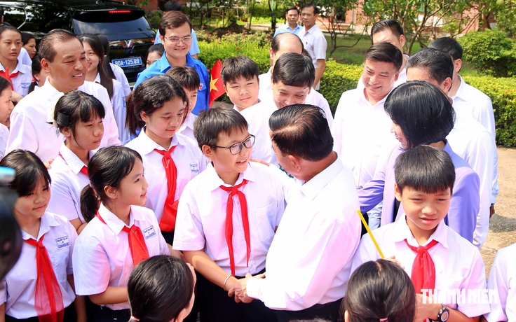Thường trực Ban Bí thư thăm, tặng quà thiếu nhi Làng trẻ em SOS Hà Nội