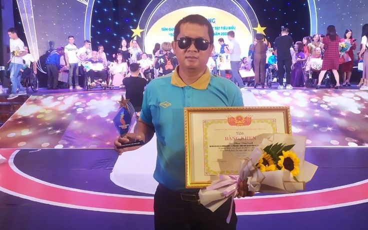 Người thầy khiếm thị gieo ước mơ bóng đá