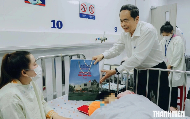Chủ tịch Quốc hội Trần Thanh Mẫn thăm, tặng quà bệnh nhi dịp tết Trung thu
