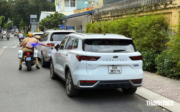 Dừng ô tô vài phút đón người, tài xế có được tắt máy rời ghế lái?