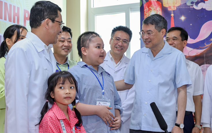 Thủ tướng Lê Minh Hưng thăm, tặng quà bệnh nhi tại Bệnh viện K dịp trung thu