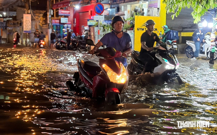Mưa lớn ở TP.HCM, đường Mã Lò lại thành 'sông', nhiều xe chết máy