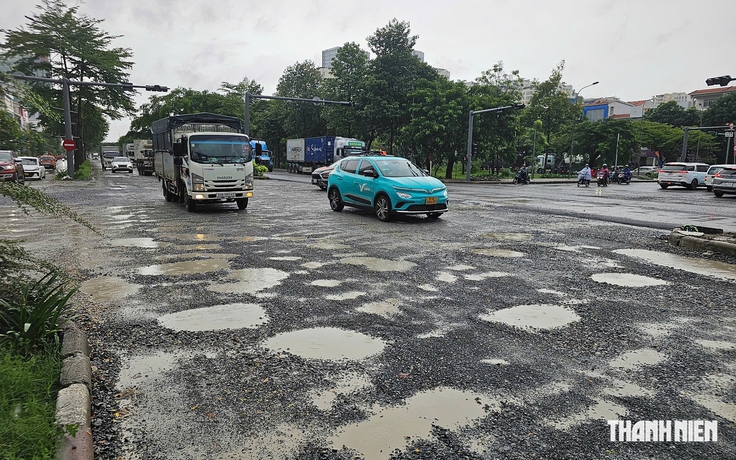 Đường Nguyễn Văn Linh nhiều ổ voi, ô tô sụp hố: Sở Xây dựng TP.HCM nói gì?