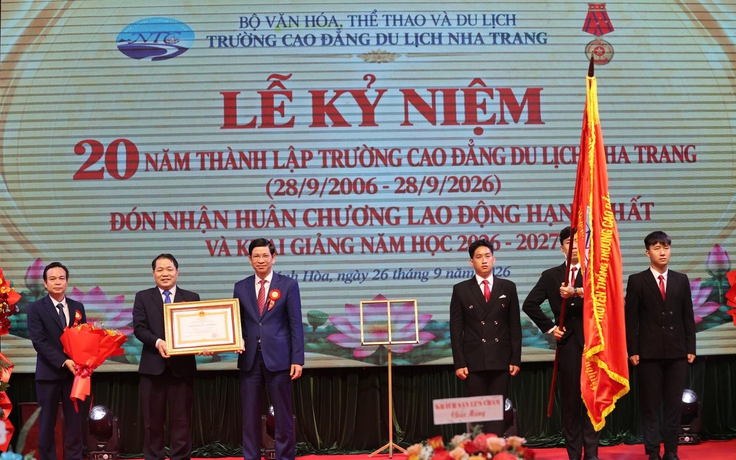 Trường cao đẳng Du lịch Nha Trang nhận Huân chương Lao động hạng nhất