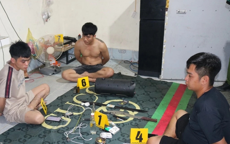 Tạm giữ nhóm sử dụng ma túy có nhiều dao và 1 vật nghi là súng
