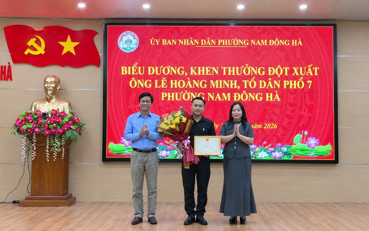 Cứu 4 học sinh giữa biển, người đàn ông được khen thưởng đột xuất