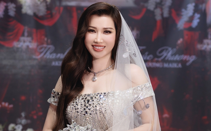 Vợ CEO của Akira Phan diện váy cưới khoe nhan sắc trẻ trung ở tuổi 38
