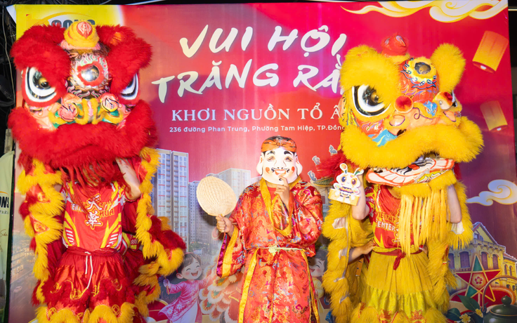 Hàng trăm gia đình vui hội trung thu tại Phố Lồng Đèn phường Tam Hiệp