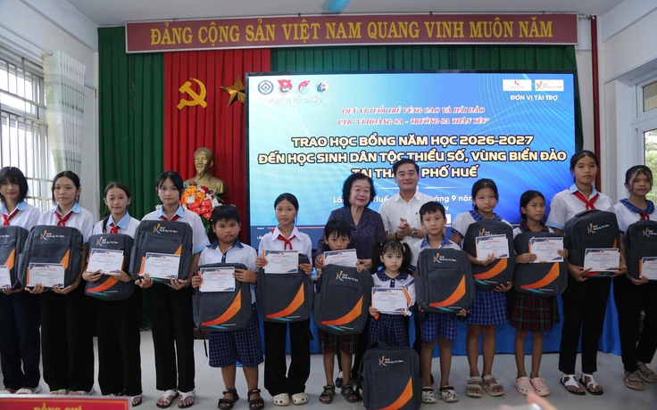 Quỹ Khởi Sự Từ Tâm trao học bổng, bàn giao công trình nhà vệ sinh tại Huế
