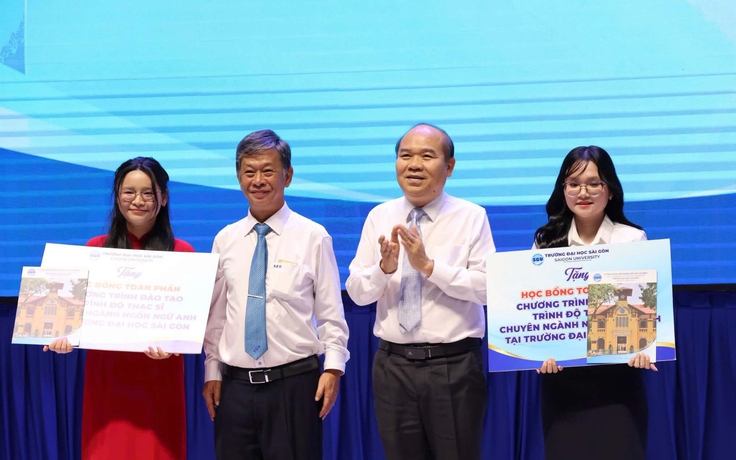 Hai thủ khoa tốt nghiệp điểm tuyệt đối nhận hợp đồng lao động trong lễ khai giảng