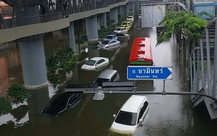 Mưa ngập Bangkok, chàng trai Việt canh điện thoại giúp đồng hương có xe chết máy