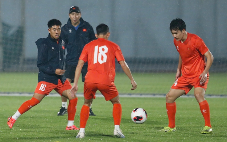 Thầy Kim và Hoàng Đức ‘thủy chiến’ dưới mưa, Lê Giang Patrik và Hoàng Hên làm gì ở đường hầm? Thầy Kim và Hoàng Đức ‘thủy chiến’ dưới mưa, Lê Giang Patrik và Hoàng Hên làm gì ở đường hầm?