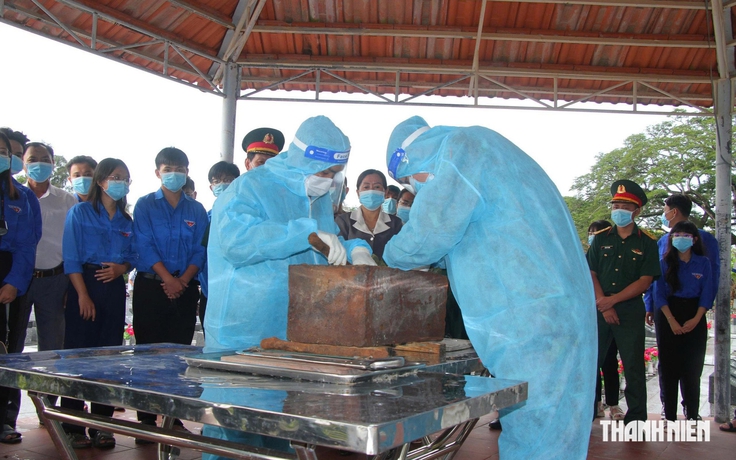 Manh mối tìm danh tính từ dòng chữ trên miếng kim loại trong mộ liệt sĩ