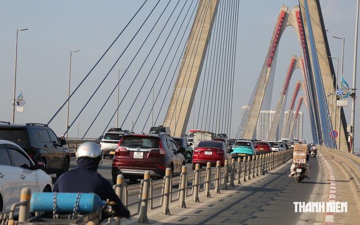 Các biển mốc khoảng cách trên cầu Nhật Tân đã được gỡ bỏ