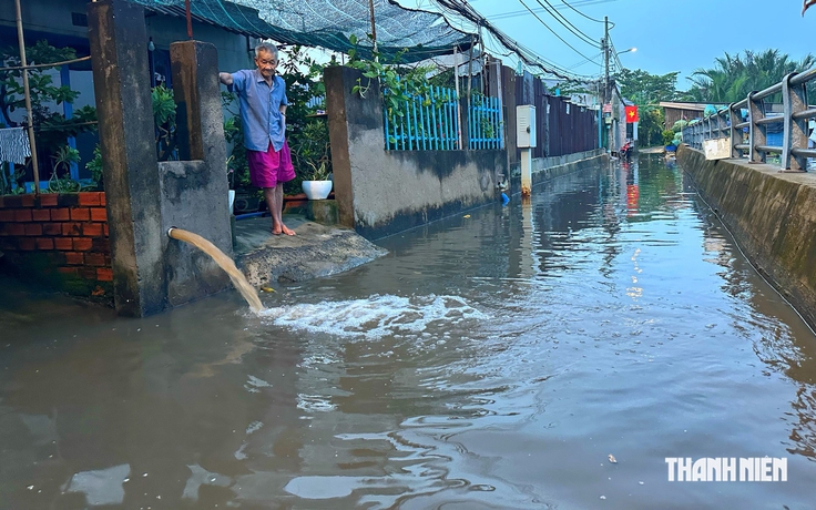 Triều cường dâng cao sáng nay ở TP.HCM, nhiều đường ngập trước ngày đạt đỉnh