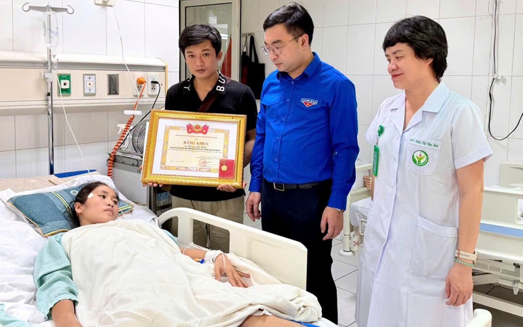 Tặng Huy hiệu ‘Tuổi trẻ dũng cảm’ cho cô giáo Hoàng Thị Hiền Tặng Huy hiệu ‘Tuổi trẻ dũng cảm’ cho cô giáo Hoàng Thị Hiền