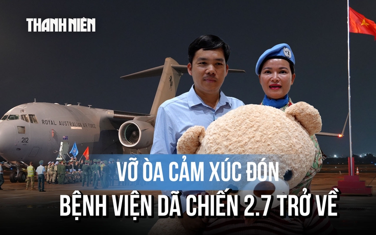 Cầm gấu bông khổng lồ đón vợ là lính mũ nồi xanh làm nhiệm vụ trở về