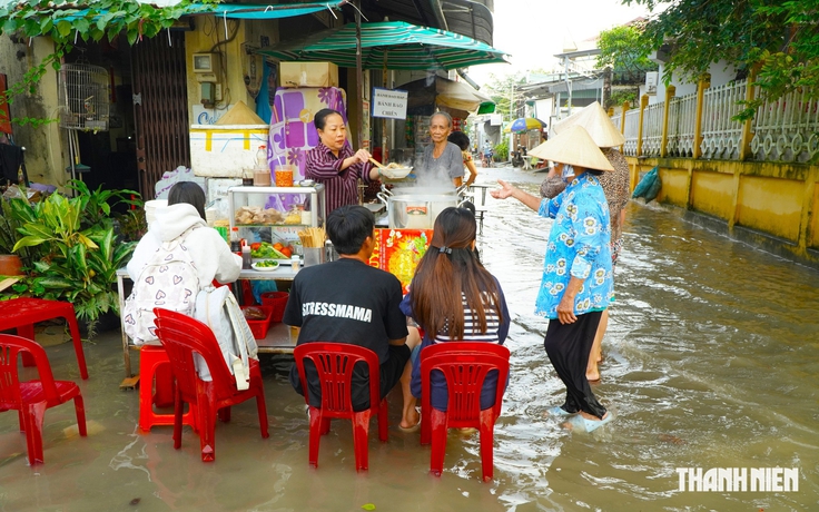 Quán bún riêu miền Tây 'sống chung với nước ngập': Có khách chờ triều cường lên mới đến
