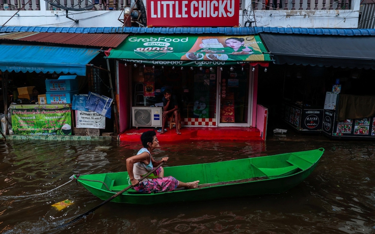 Bangkok mưa lũ ngập sâu, người Thái Lan vẫn chèo xuồng họp chợ