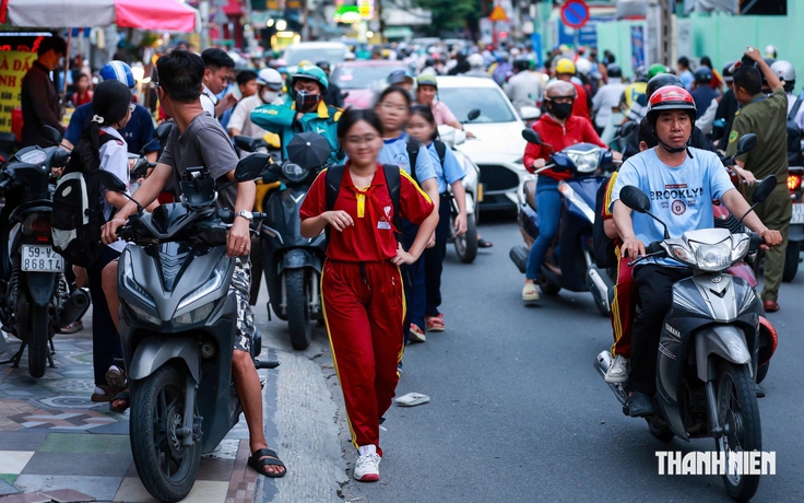 Ùn tắc trước cổng trường ở TP.HCM: Vỉa hè bị chiếm, học sinh đi bộ dưới lòng đường