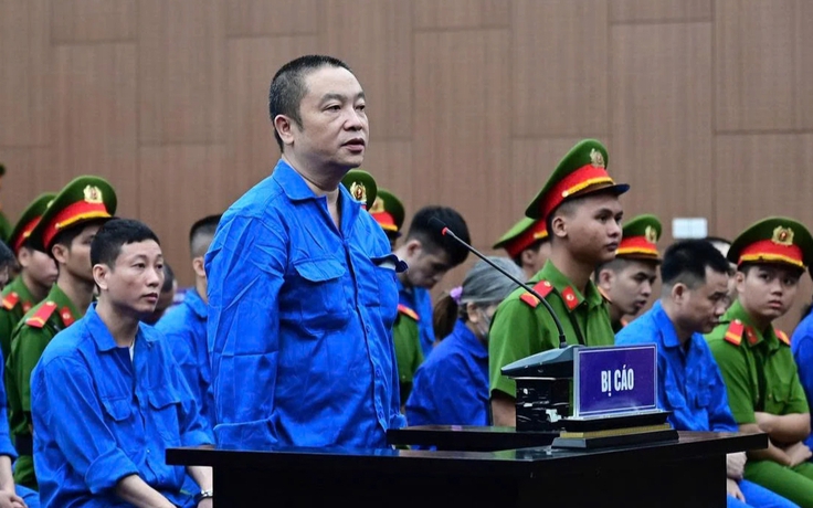 2 vợ chồng cựu viện trưởng cùng nhận hối lộ, vợ nhắn 'còn thiếu 4 tờ nhé'