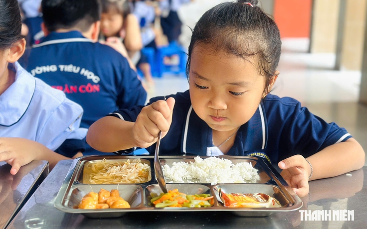 Được ăn bán trú trở lại, học sinh TP.HCM vui như tết