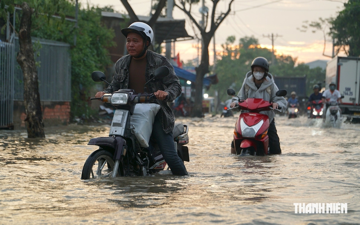 Triều cường gây ngập nửa mét ở TP.HCM, có nơi người dân hàng giờ liền 'sống cùng con nước'