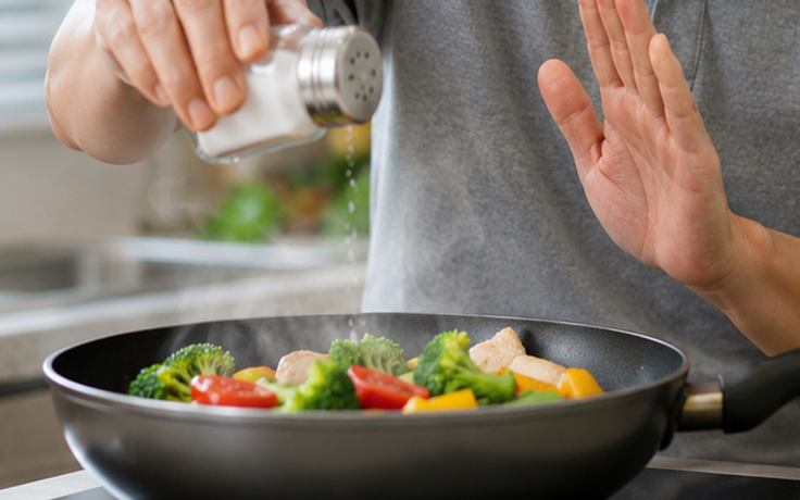 Ăn ít muối: Huyết áp giảm, tim và thận được lợi gì?