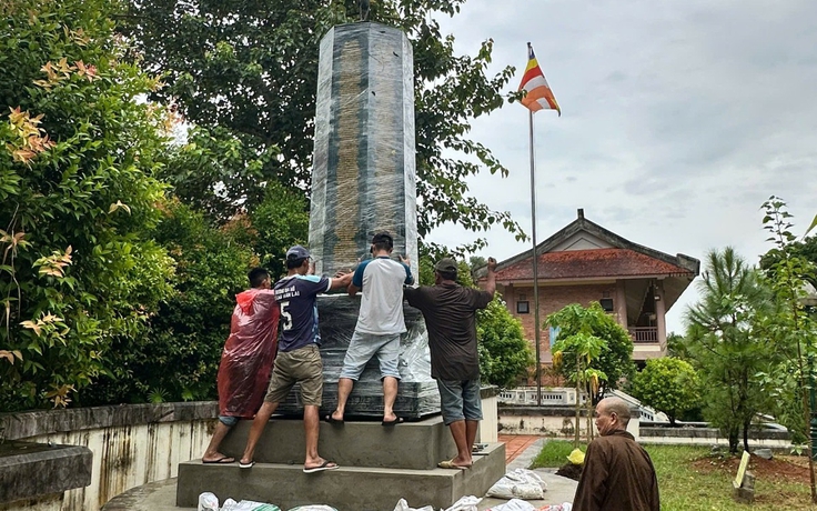 Học viện Phật giáo Việt Nam tại Huế dựng trụ kinh chuyển pháp luân đầu tiên
