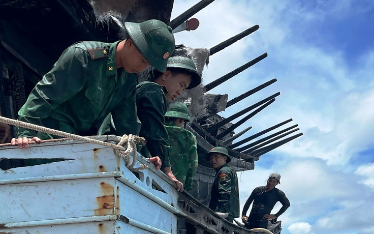 Cháy tàu cá đang neo đậu gần khu dân cư, thiệt hại trên 3 tỉ đồng
