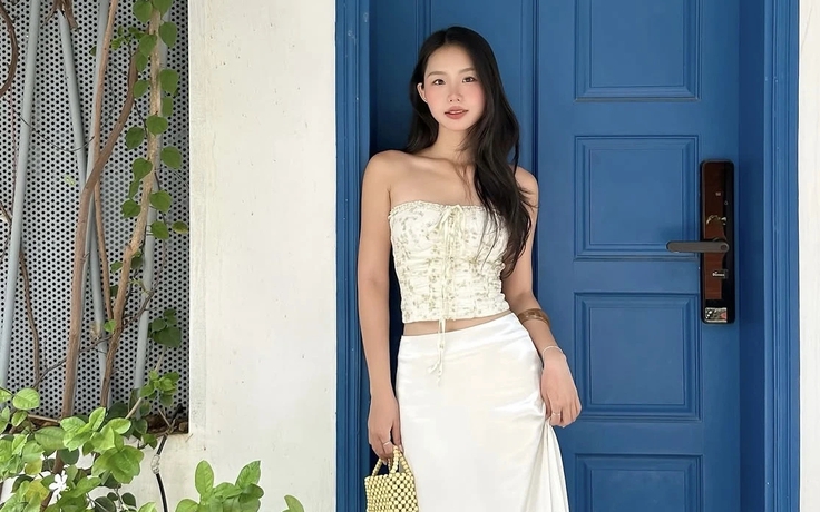Áo quây phối chân váy: Khoe dáng quyến rũ đầy tinh tế