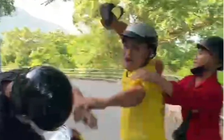 Triệu tập người đàn ông dùng dép, mũ bảo hiểm đánh nam thanh niên ở Vũng Tàu