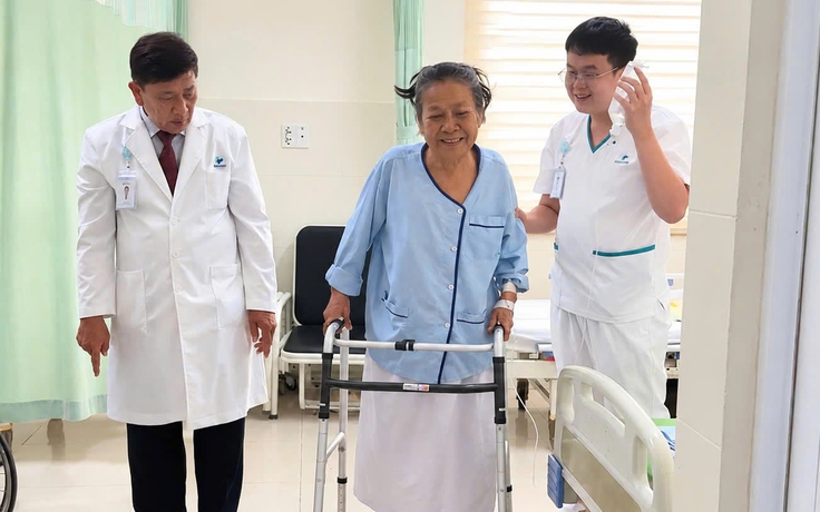 Cụ bà 73 tuổi trải qua 4 lần phẫu thuật thay khớp