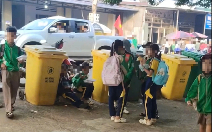 Học sinh ăn sáng cạnh thùng rác trước cổng trường, nhà trường nói gì?