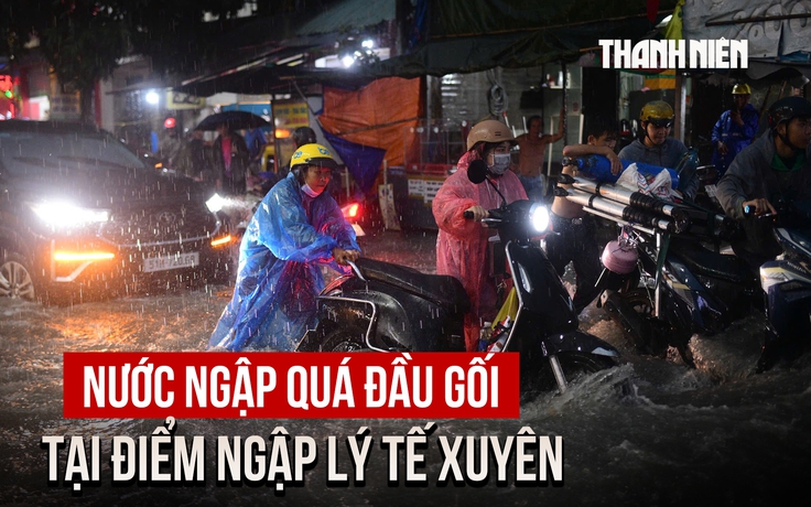 Mưa lớn đúng giờ tan tầm, người dân chật vật qua đoạn ngập quá đầu gối ở TP.HCM