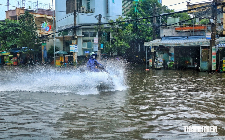 Sáng nay xuất hiện cầu vồng rồi mưa trắng trời: Khu dân cư ở TP.HCM ngập nặng
