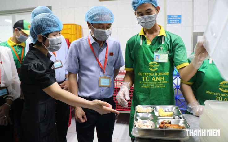 Sửa luật An toàn thực phẩm: Doanh nghiệp lo thủ tục, phường 'rối' quản vỉa hè