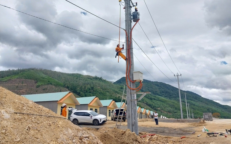 Đóng điện khu tái định cư vùng thiên tai làng Tbưng