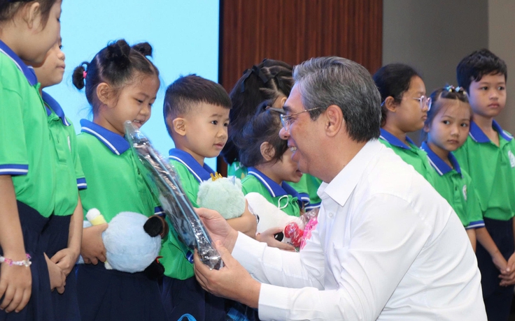 Lễ khai giảng đặc biệt của bệnh nhi ung thư: 'Con mong hết bệnh để đến trường'